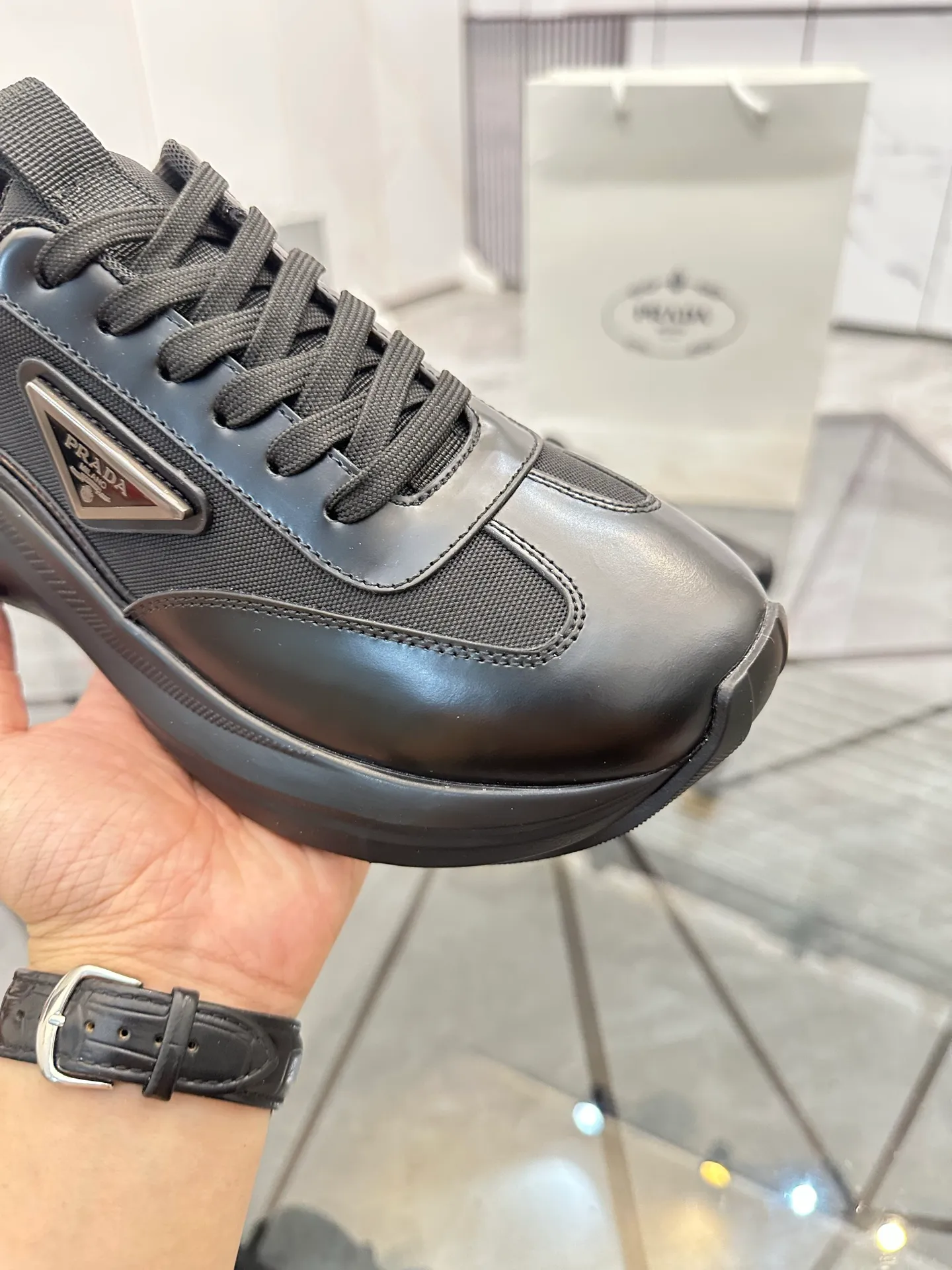 Men's shoes: 💰P680¥ High-end top quality Product trademark: Prada *"Prada*" low-top casual shoes Regular size: 38-45 (can be customized to 46) Product materials: Upper imported cowhide spliced ​​with breathable mesh, breathable lining, cowhide foot pads, original ultra-light foam outsole. No.: 001